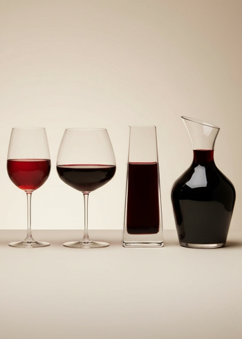 rote Rebsorten Weine in Gläsern